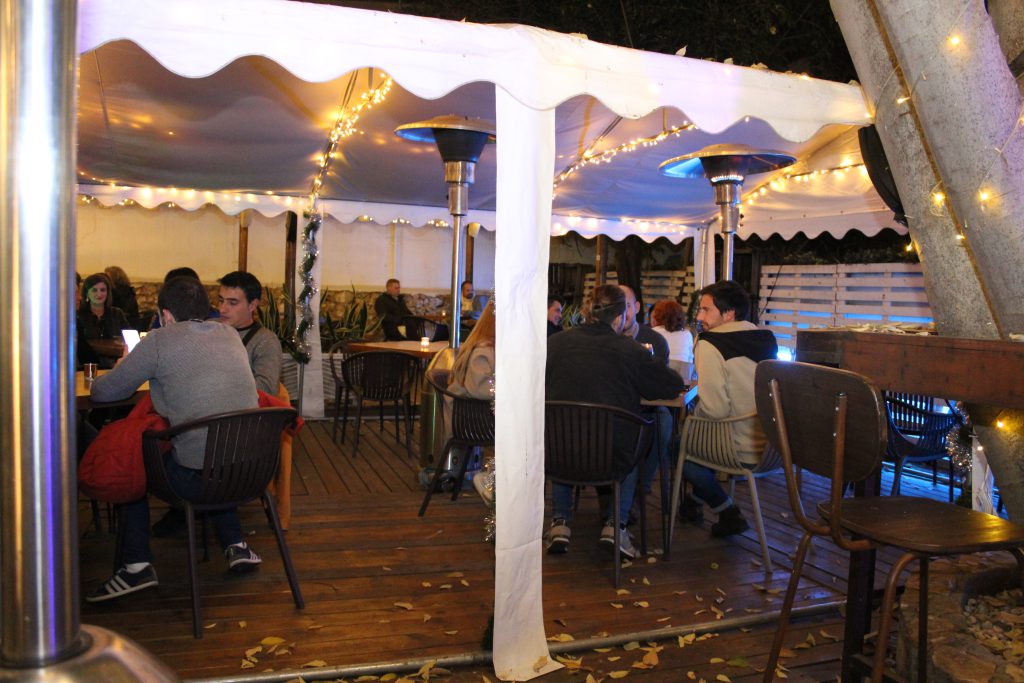 También disponemos de dos amplias terrazas donde charlar tranquilamente con los tuyos