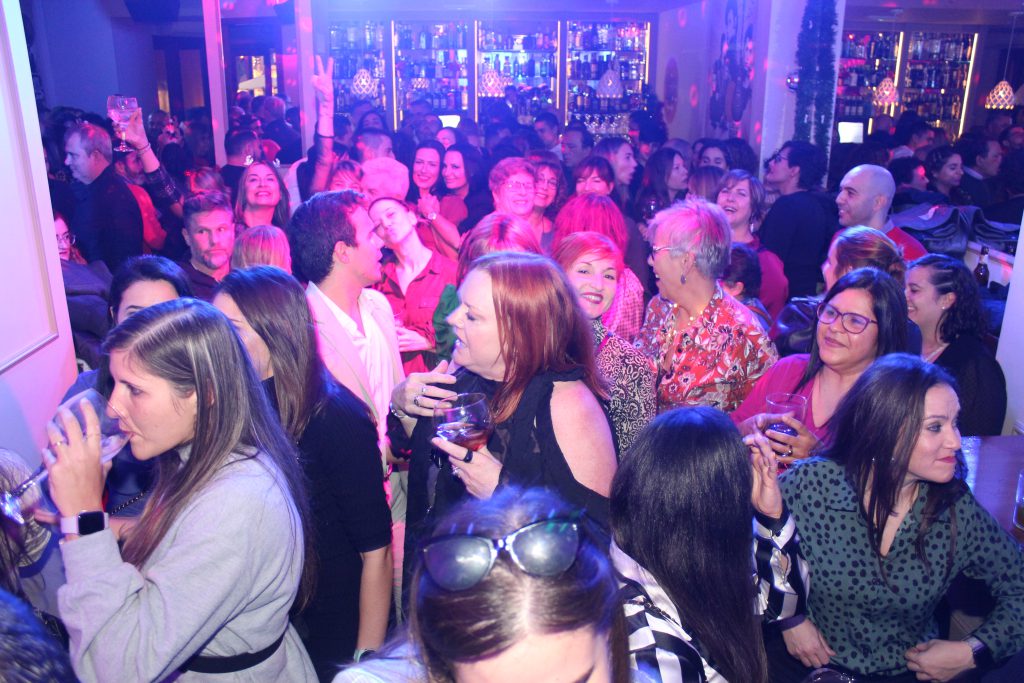 El ambiente de La Chica de Ayer