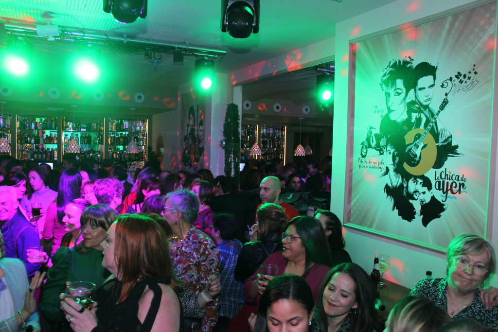 El ambiente de La Chica de Ayer