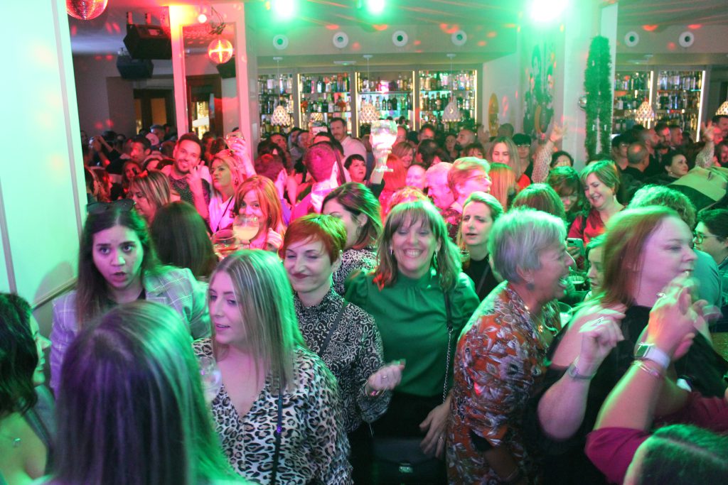 Nuestra gente disfrutando de nuestra música