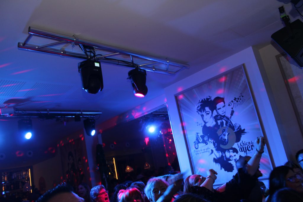 El ambiente de La Chica de Ayer